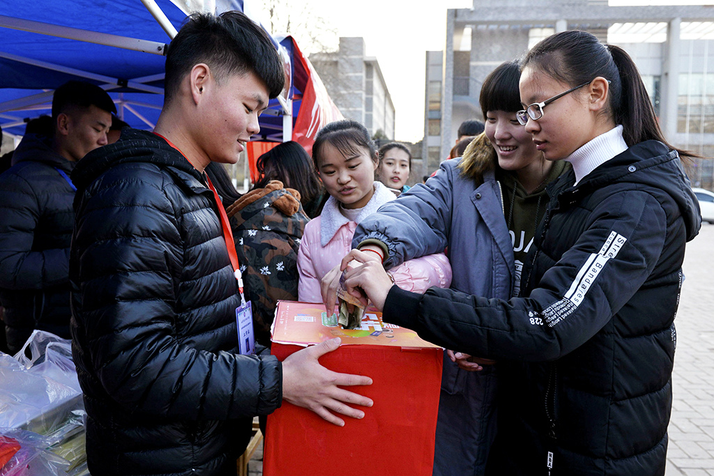 乘“轻”风  载“书”香  圆“梦”希望 ——学院“蓝胖子”公益助学活动纪实