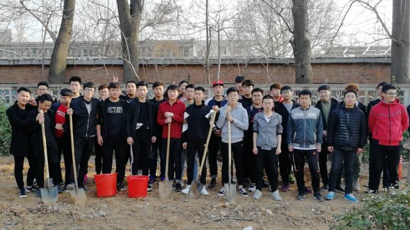 “绿化环境，从我做起”——信息工程系植树节活动