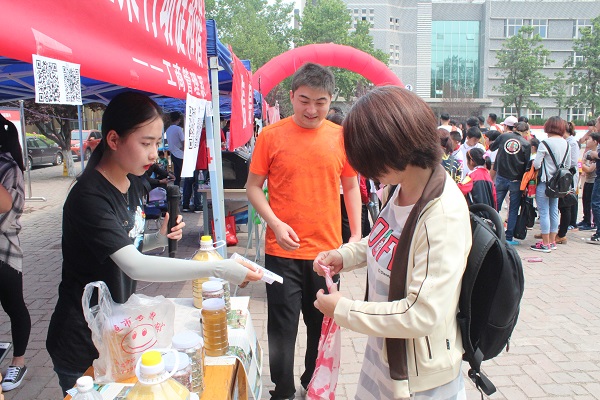 工商管理系学生创业项目“红果行动”亮相职业教育活动周