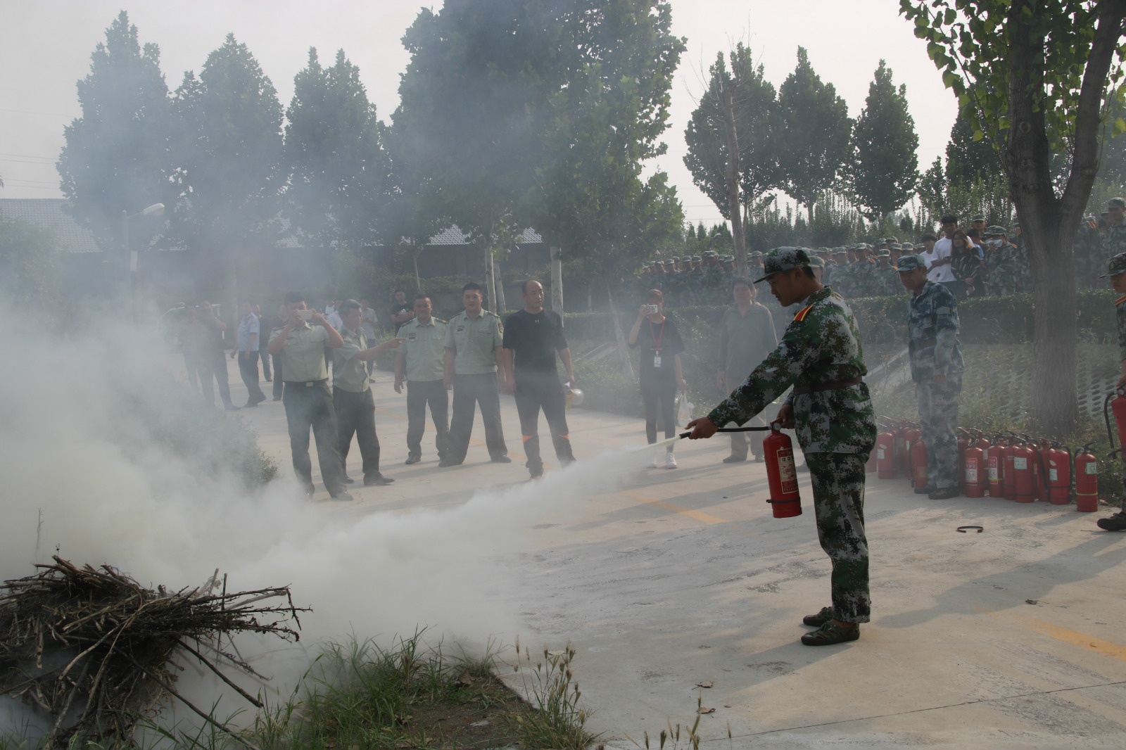 学院开展消防安全教育暨应急疏散和灭火演练活动