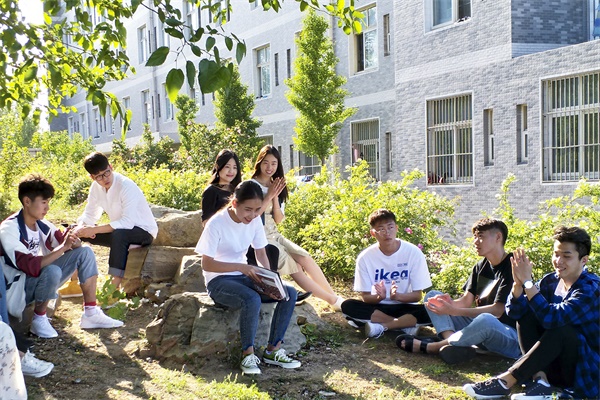 带着书香，走进校园---记“我与书的故事”摄影比赛校园拍摄纪实