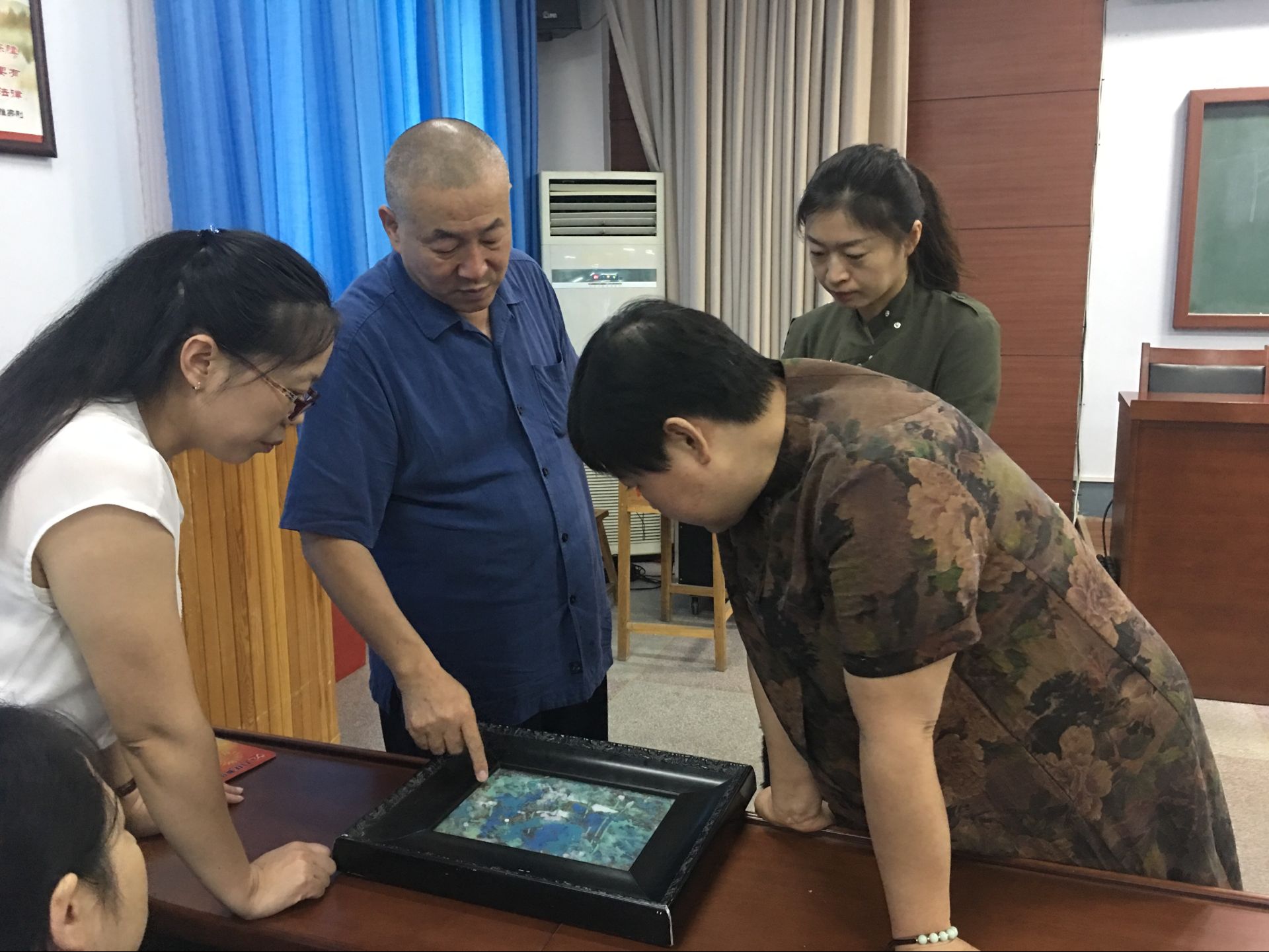 学院邀请岩彩画大师王雄飞开启“工匠精神大讲堂”