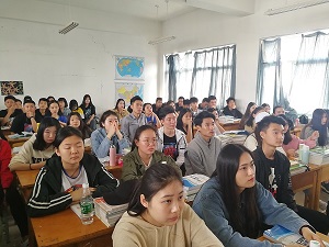 工商管理系空乘专业召开就业指导宣讲会