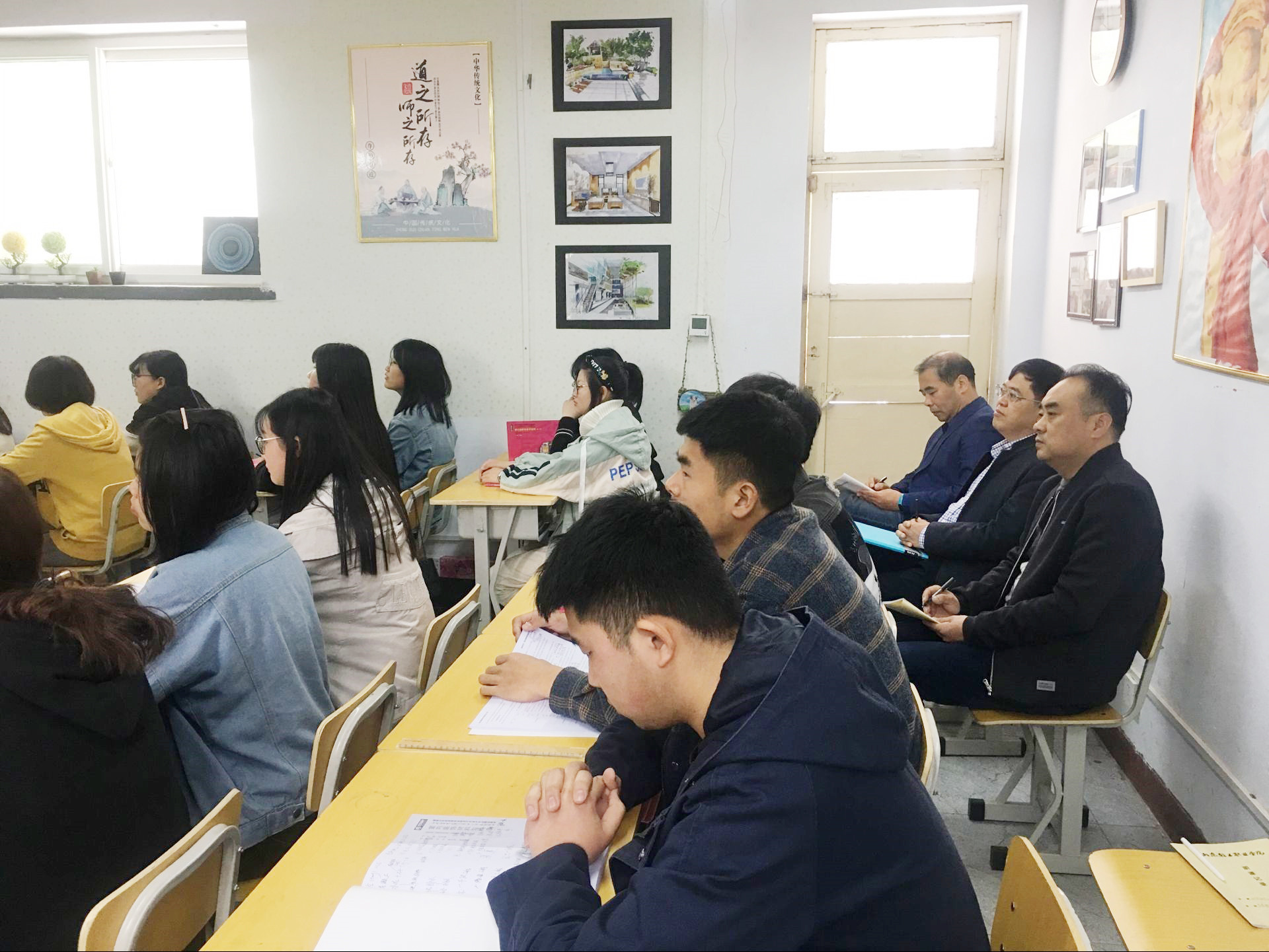 艺术设计系开展党员教师与非党员教师结对共进主题党日活动