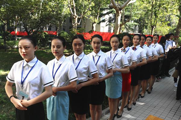 工商管理系空中乘务专业学生参加中国南方航空公司面试